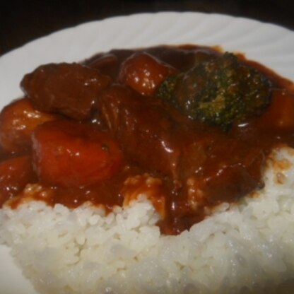 mimi2385さん、画像が暗くてご免なさい。肉がカレー用牛なので、圧力鍋に手伝ってもらいました♪美味しく満足満腹になりました。ごちそうさまでした(*^_^*)